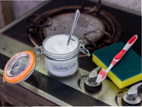 Vệ sinh bề mặt bếp ga sáng bóng bằng baking soda