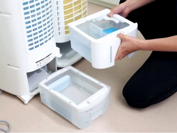 Vệ sinh bình chứa nước của quạt hơi nước