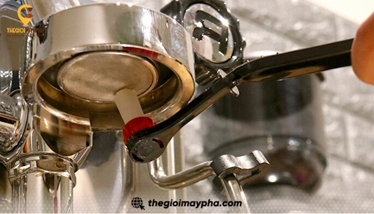 Vệ sinh máy pha cà phê sau khi sử dụng để đảm bảo độ bền