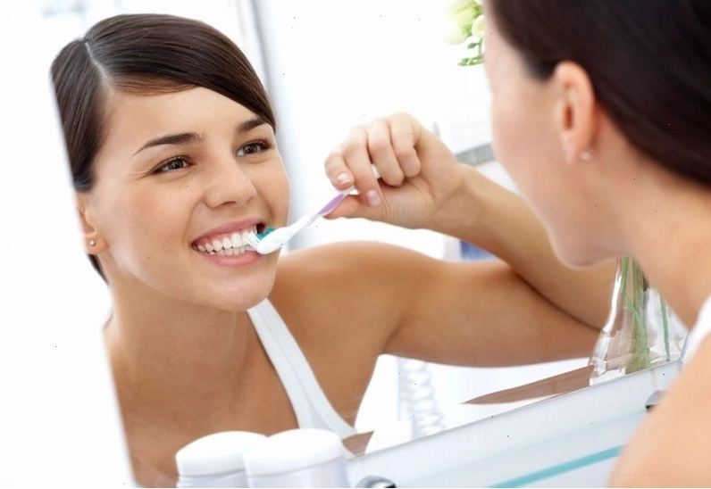 Vệ sinh răng miệng đúng cách giúp cải thiện tình trạng ê buốt răng