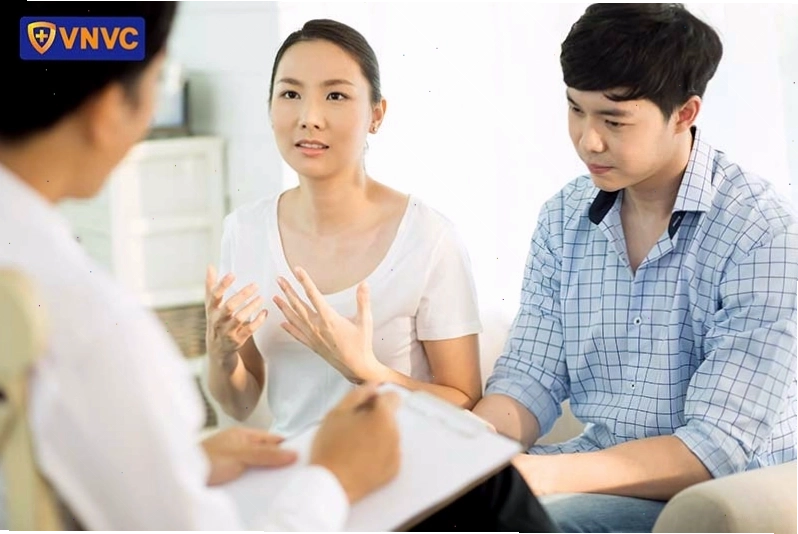 Vợ chồng nghe tư vấn sức khỏe