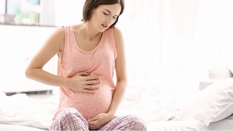 Xe cấp cứu sẵn sàng đưa sản phụ đi bệnh viện