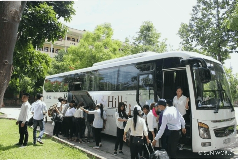 Xe đưa đón du khách đi Bà Nà từ trung tâm thành phố Đà Nẵng