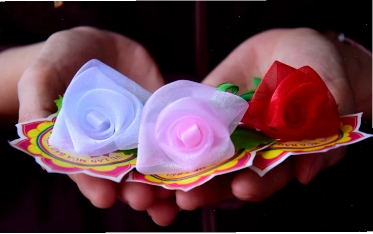 Ý nghĩa của Lễ Vu Lan và cài hoa hồng trên áo