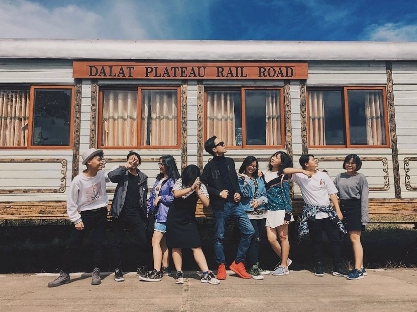 Khung cảnh bao quát thành phố Đà Lạt trong sương sớm
