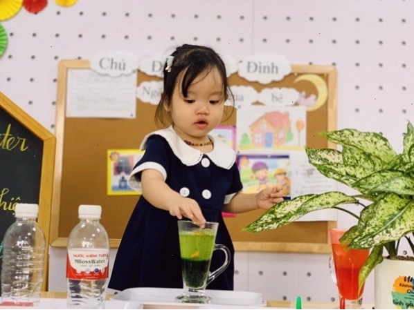 Trẻ mầm non thực hành thí nghiệm khoa học trực quan