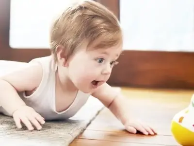 Bé biết lật và lẫy khác nhau như thế nào? Cách nhận biết 
