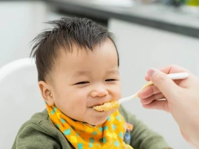 Bắt đầu cho bé ăn dặm như thế nào? Hướng dẫn chi tiết từ A-Z năm 2026