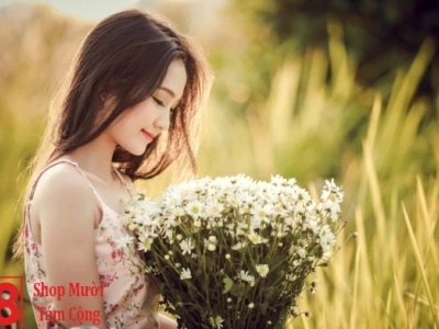 Ngắm nhìn khoảnh khắc dịu dàng với hình ảnh cô gái cầm hoa