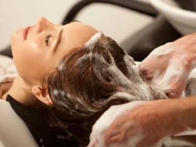 Vì sao gội đầu ở tiệm thơm hơn ở nhà mẹo giữ hương tóc lâu